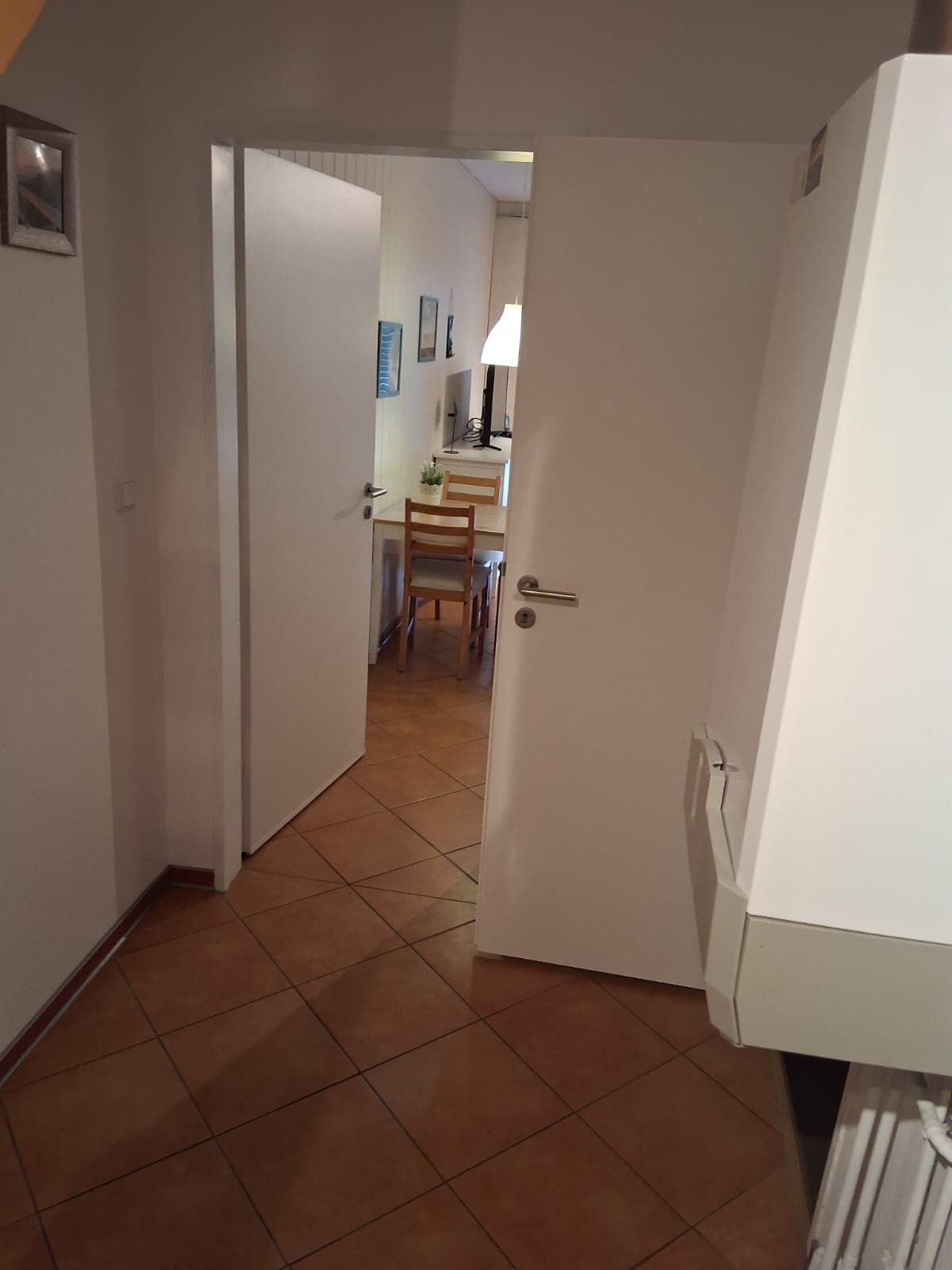 Diele mit Blick in den Wohn- und Essbereich