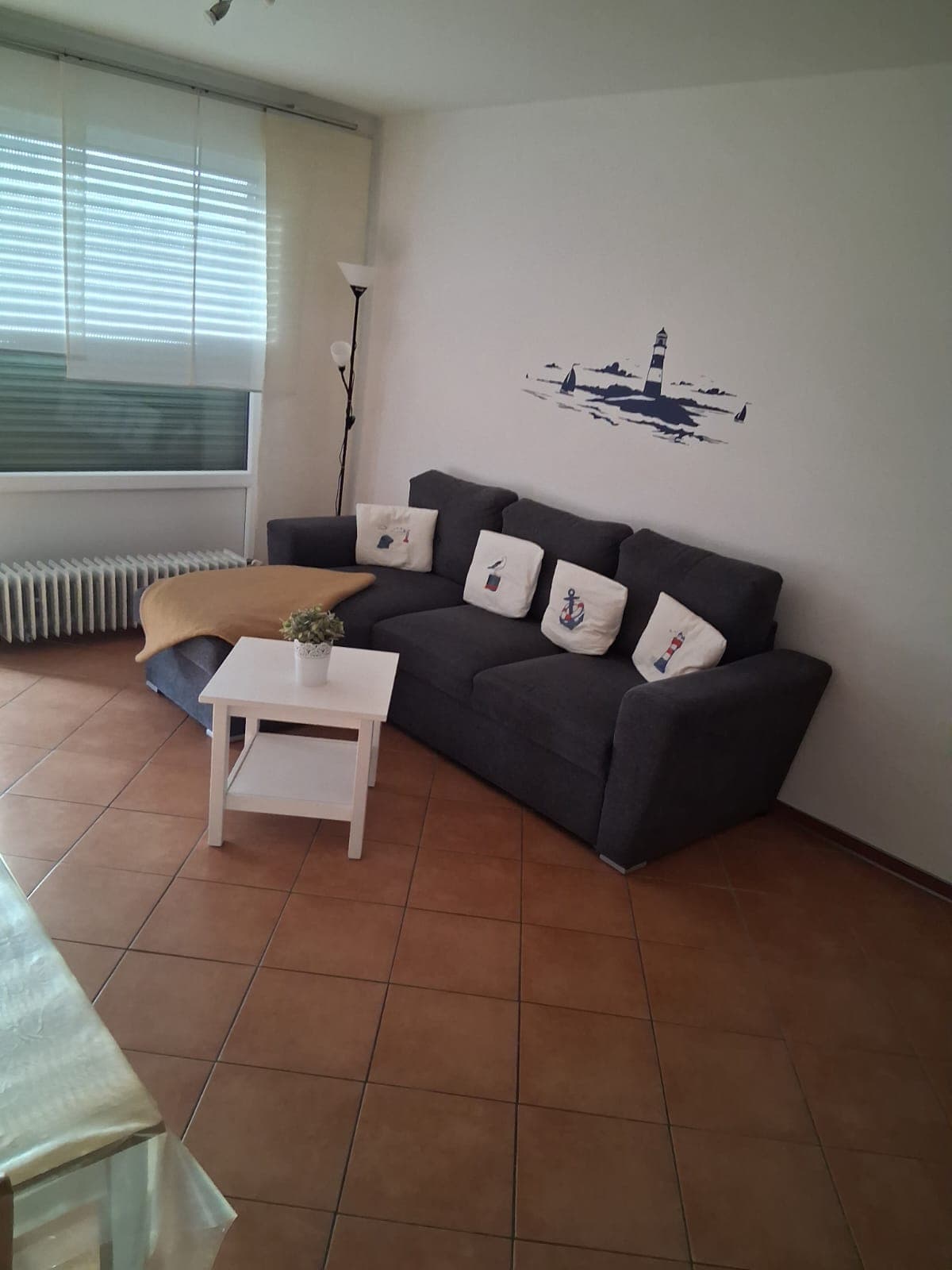 Ecksofa mit Couchtisch im Wohnbereich